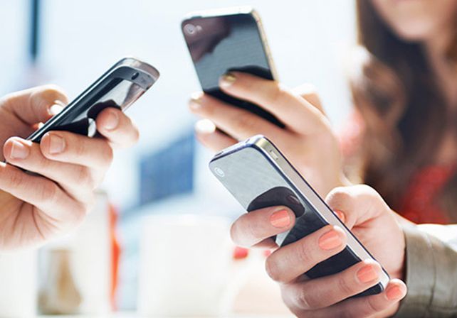 La mayoría de los usuarios de smartphones revisa su celular unas 214 veces al día