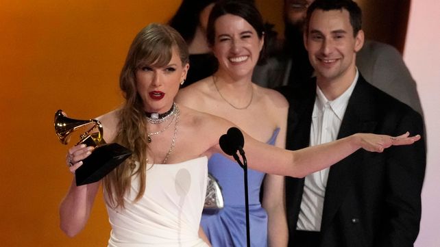 Taylor Swift recibe el premio al álbum del año por “MIdnights” en la 66a entrega anual del Grammy.