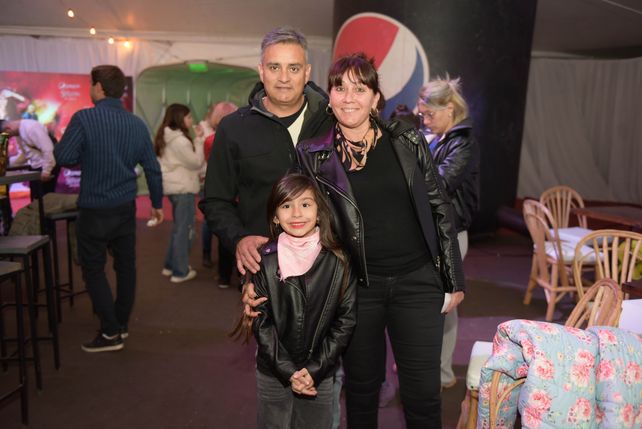 Padres e hijos felices en el circo  