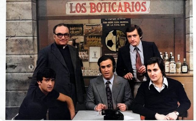 Mario Alberto Kempes, el padre Aparicio, Pablo Andrés Cribioli, Julio César Orselli y Rubén Poza en una emisión del programa 