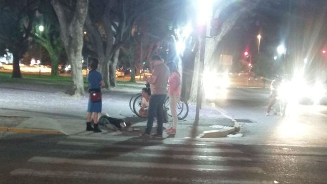 Uno de los cuidacoches quedó nockeado en el piso.