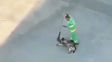 Un barrendero colombiano acaricia a un perro con su escoba.