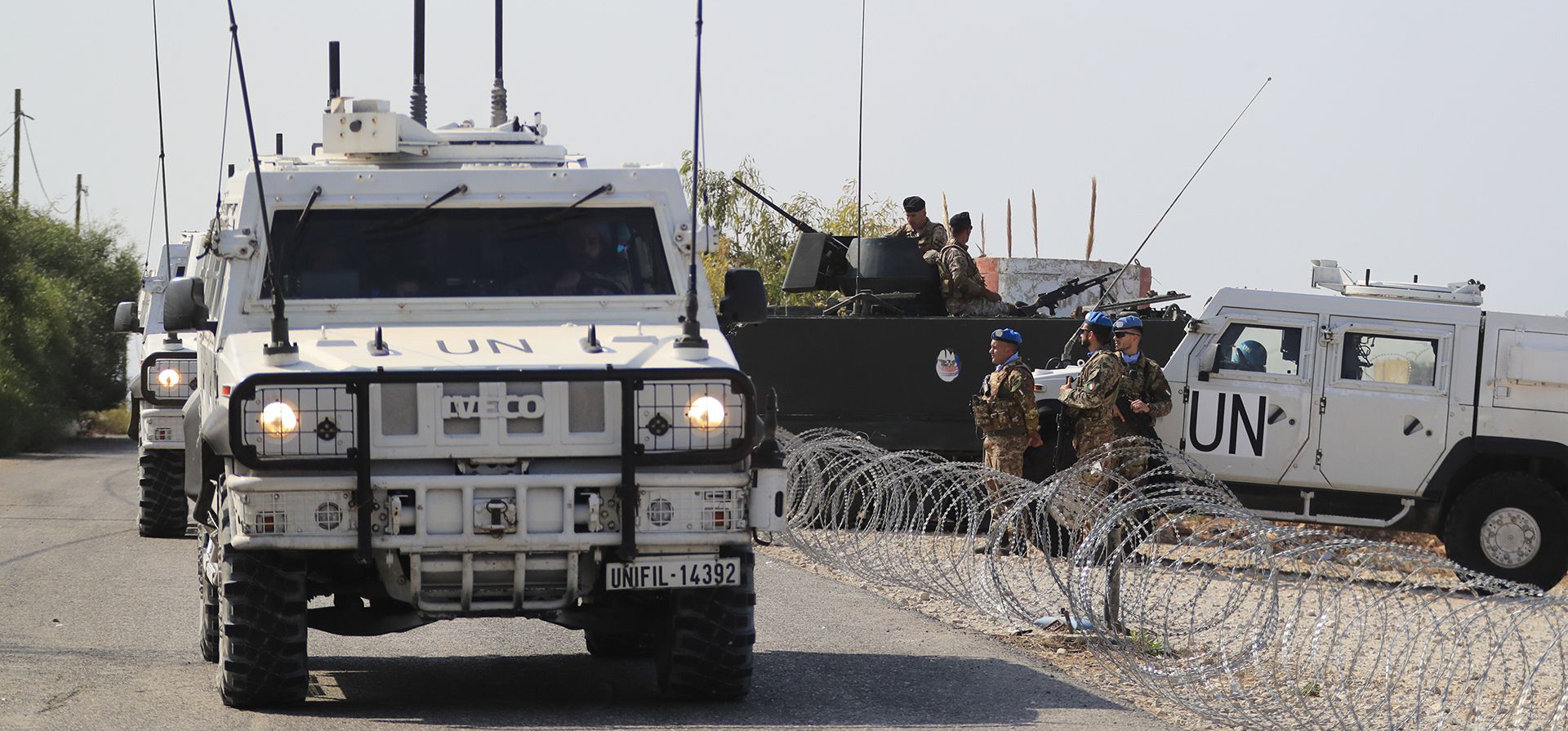 Vehículos de la ONU patrullan en una carretera que conduce a un puesto de la frontera conocida como Ras Naqoura, donde se reunirán las delegaciones libanesa e israelí, en Naqoura, Líbano, el jueves 27 de octubre de 2022. El Líbano firmó y entregó su copia de un acuerdo fronterizo marítimo mediado por Estados Unidos con Israel el jueves a un mediador estadounidense, con la esperanza de comenzar pronto a explorar gas en sus bloques marítimos del sur para brindar estabilidad económica al país en crisis.