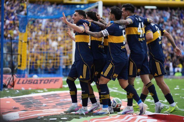 ¡Con la boca abierta! Los futbolistas xeneizes festejan tras el gol de Merentiel