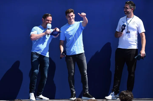 Julián Álvarez fue presentado en las afueras del estadio.