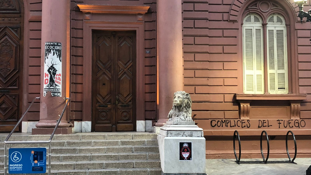 El frente de la Municipalidad amaneció este miércoles vandalizado. Los mensajes aluden a los incendios en las islas.