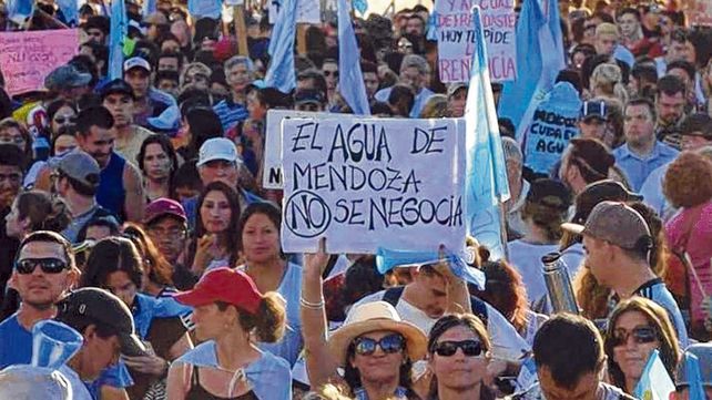 Agua va. Miles de mendocinos festejaron ayer la suspensión de la reforma de la ley