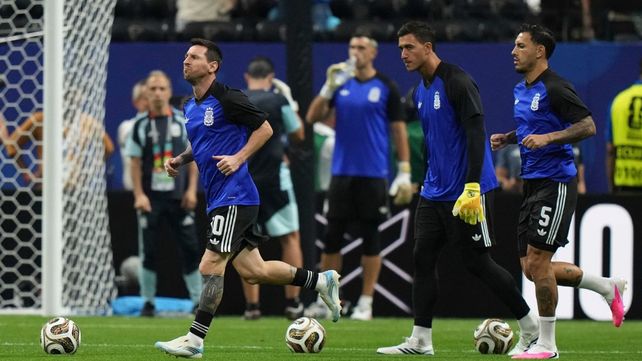 Lionel Messi y Leandro Paredes en el césped del estadio de Atlanta. Histórica semifinal entre Argentina e Inglaterra.