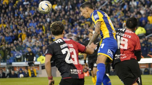 Di María intenta en el área de Newells. Clásico cerrado en Arroyito.