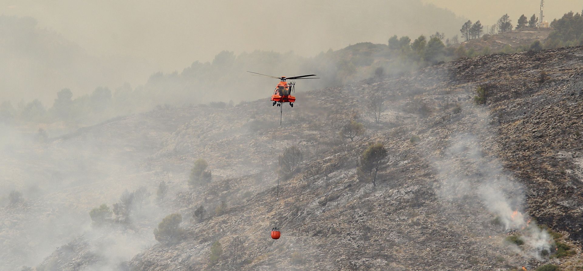 Un helicóptero de bomberos trabaja sobre los avances de un incendio forestal en Viver, este de España, el miércoles 17 de agosto de 2022. El Sistema Europeo de Información sobre Incendios Forestales dice que 275.000 hectáreas se han quemado en lo que va del año en España.