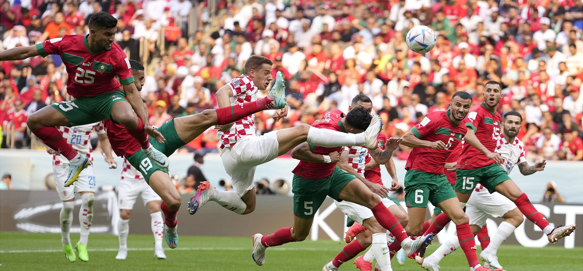 El croata Mario Pasalic alcanza el balón durante el partido de fútbol del grupo F de la Copa Mundial entre Marruecos y Croacia, en el estadio Al Bayt en Al Khor, Qatar, el miércoles 23 de noviembre de 2022. Foto: AP/Manu Fernandez