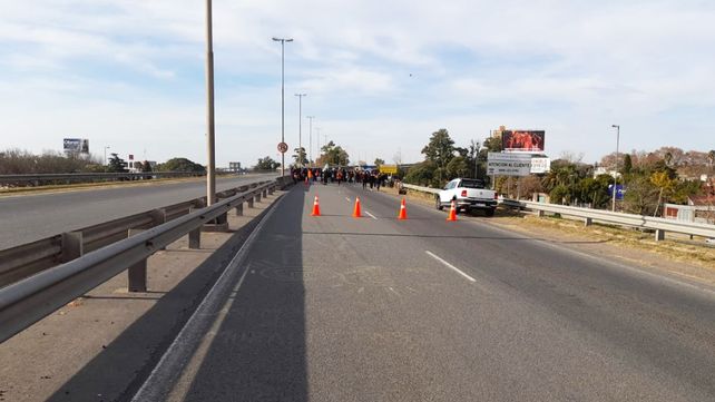El puente Victoria - Rosario RN174 está momentáneamente cerrado en ambos sentidos por manifestación en contra de la quema de pastizales en zona de islas.&nbsp;Foto: Mariano Bradanini