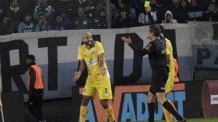 Carlos Quintana es amonestado por el juez Fernando Rapallini. El defensor no jugará ante River.