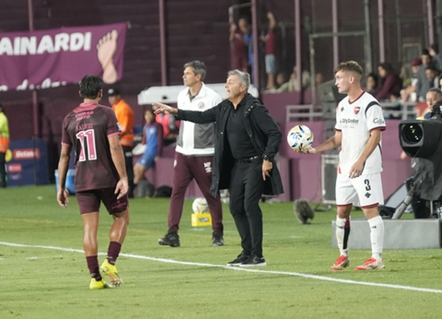 Frank Kudelka se mostró apesadumbrado luego de la goleada que sufrió Newells en Lanús.