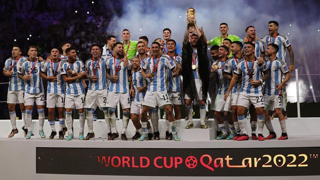 La selección argentina festeja el Mundial de Qatar tras vencer a Francia en la final. Foto: EFE