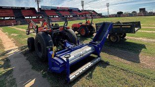 La máquina que está realizado los trabajos en la cancha de Patronato.