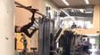 Una chica sorprende volando durante su rutina de gimnasio