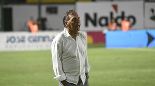 Miguel Russo. El técnico de Central decidió que el plantel realizara este martes un turno matinal, mientras que miércoles habrá doble jornada de trabajo en Arroyo Seco.