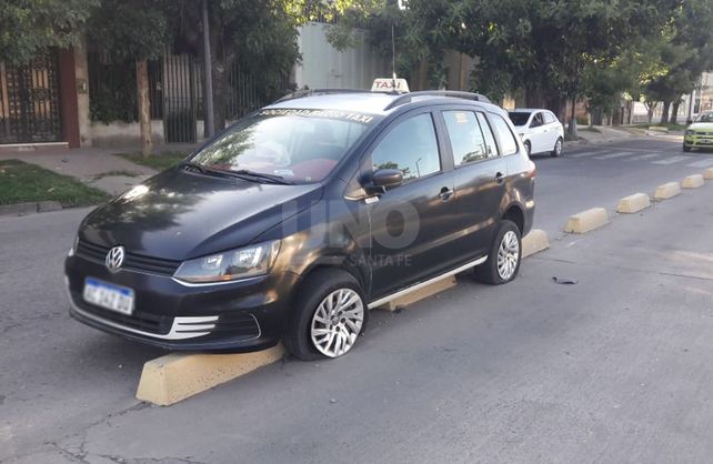 Así quedó el taxi tras esquivar a una moto sobre Blas Parera.