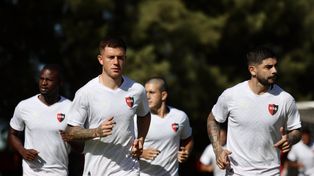 El plantel rojinegro viajó con sus dos últimos refuerzos.&nbsp;