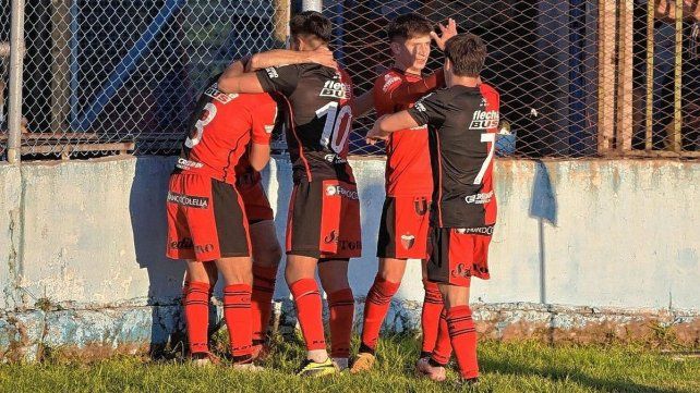 Con otro gol agónico, Colón venció a Defensores Unidos y extiende la racha positiva