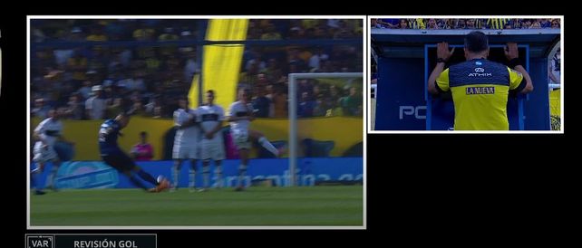 El momento en que Candia impacta con ambos pies. Esa fue la acción que llevó a Trucco a anular el gol de Veliz.