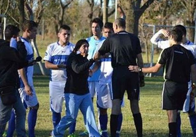 Esta mujer me salvó la vida, el agradecido gesto de un futbolista a la médica que paró el partido
