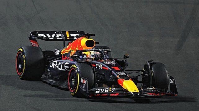 El piloto de Red Bull no tuvo rivales sobre la pista callejera de Jeddah.