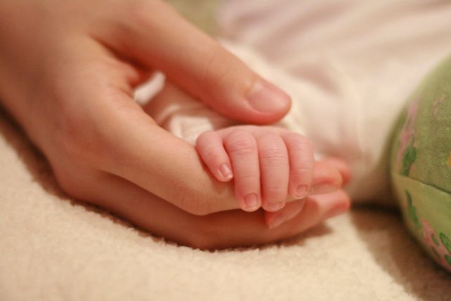 Ocultó su embarazo y luego dijo que había encontrado a una beba abandonada