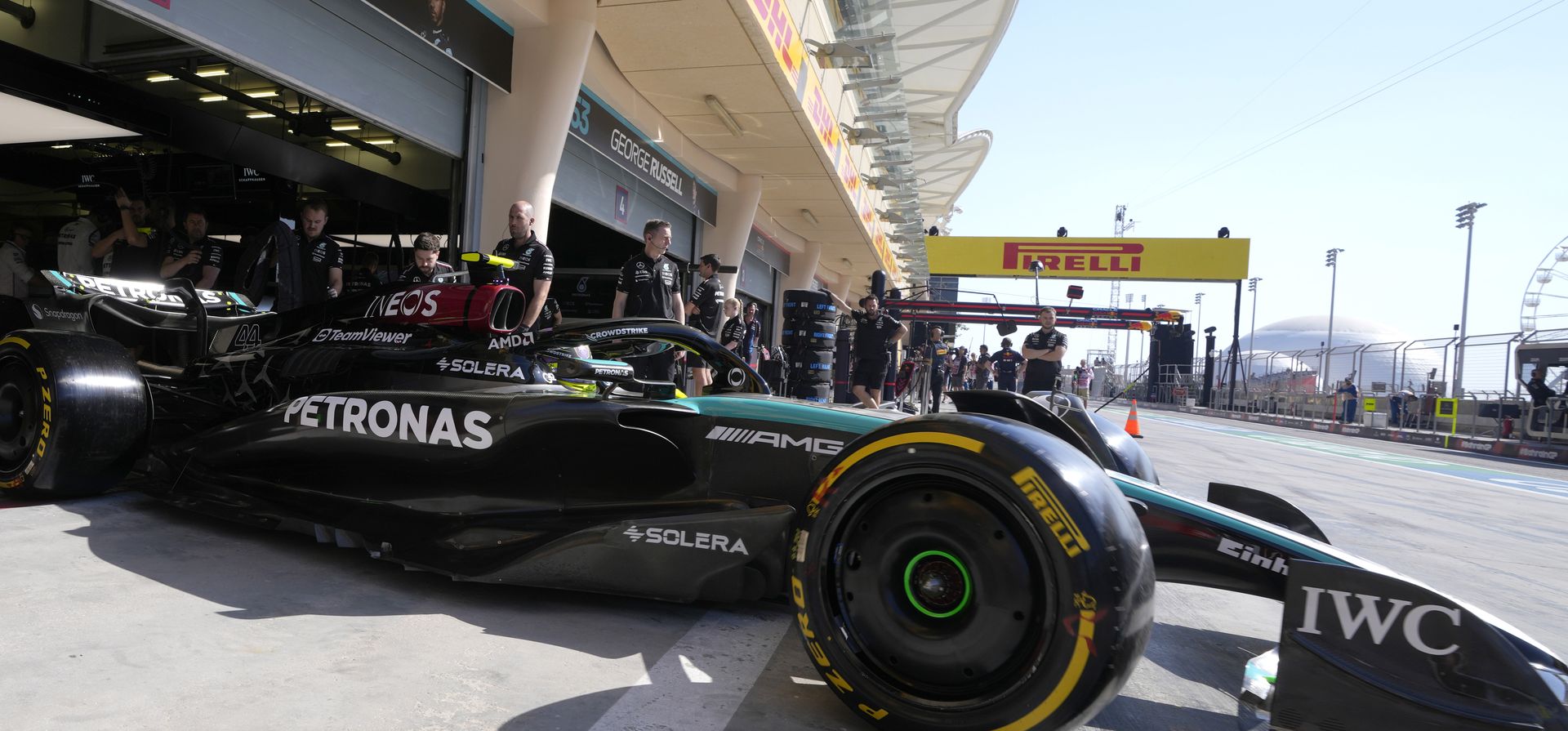 El piloto de Mercedes Lewis Hamilton de Gran Bretaña sale del garaje de su equipo durante la primera sesión de práctica antes del Gran Premio de Bahrein de Fórmula Uno en el Circuito Internacional de Bahrein en Sakhir, Bahrein, el jueves 29 de febrero de 2024. (Foto AP/Darko Bandic) El piloto de Mercedes Lewis Hamilton de Gran Bretaña sale del garaje de su equipo durante la primera sesión de práctica antes del Gran Premio de Bahrein de Fórmula Uno en el Circuito Internacional de Bahrein en Sakhir, Bahrein, el jueves 29 de febrero de 2024. (Foto AP/Darko Bandic)