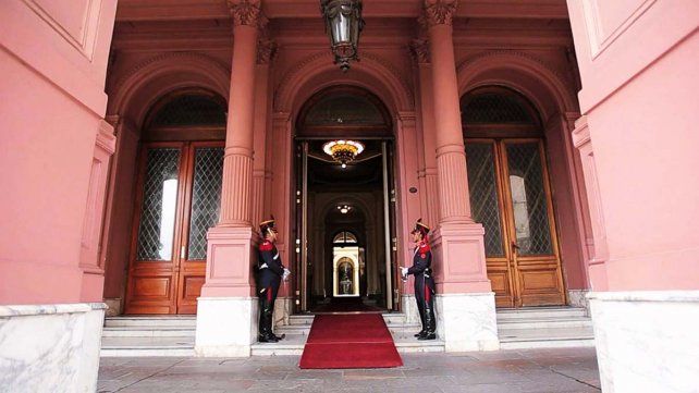 Los gobernadores recibieron la invitación a la primera reunión en Casa Rosada aunque aun no confirman si estará presente Javier Milei.