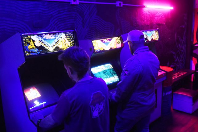 Ficha se suma a una tendencia nacional de bares con arcade que hasta el momento no había hecho pie en Rosario.