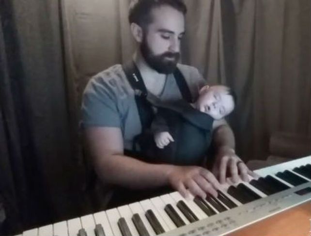 David Motola logró gracias a su habilidad con el piano ser el padre más envidiado en Facebook.