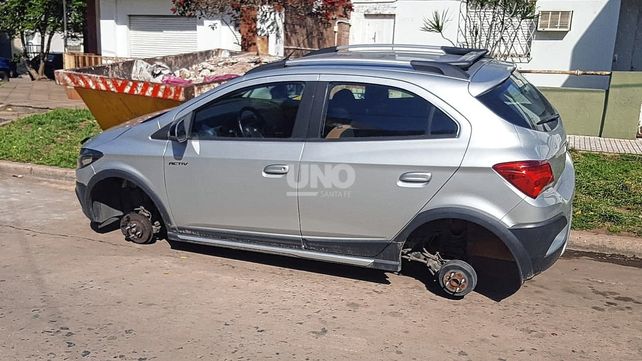 El auto fue dejado por los delincuentes apoyado en un gato
