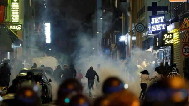 Francia: una colecta en apoyo al policía que mató a un adolescente ya juntó más de 700.000 euros