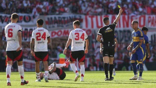Nicolás Ramírez amonestando a Ayrton Costa en el último Superclásico.