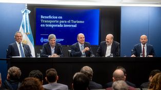 Caputo y Sturzenegger, junto al secretario de Turismo, Daniel Scioli, y el jefe de Gabinete, Guillermo Francos.