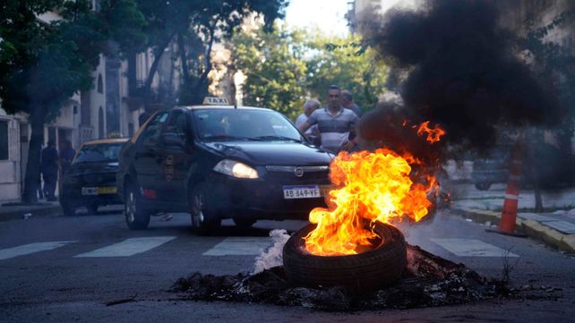 Durante la mañana los taxistas montaron piquetes frente a la sede de Gobernación