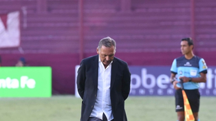 Cabizbajo. Así se fue Miguel Russo luego de la derrota canalla en la Fortaleza.