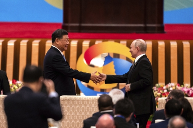 Xi Jinping recibe cálidamente a Putin el pasado 18 de octubre en Pekín.