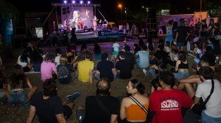 Este viernes 17 a partir de las 21 horas se presentarán Michelle Brown, Estefi Retamal, Los Apolo y Equilátera en un nuevo encuentro de arte emergente en el skatepark de Paraná. Aedmás, contará con la presencia de puestos gastronómicos y feria de emprendedores emergentes.