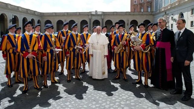El Papa Francisco posa junto a la Guardia Suiza.