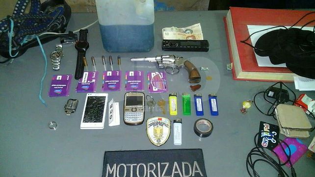 Dos delincuentes fueron detenidos con un arma de guerra, bidones de nafta y abultados cheques Dos delincuentes fueron detenidos con un arma de guerra, bidones de nafta y abultados cheques
