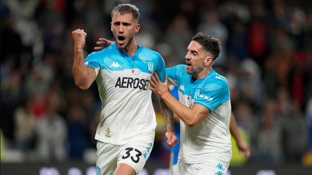 Gonzalo Piovi acaba de marcar el segundo tanto de Racing y&nbsp;el Demonio Gabriel Hauche se cuelga de su festejo. La Academia gritó campeón ante Boca.