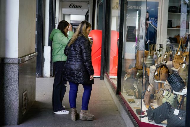El cambio de temporada y la llegada del frío empujó a mucho gente a buscar precios en abrigos en los comercios del centro.