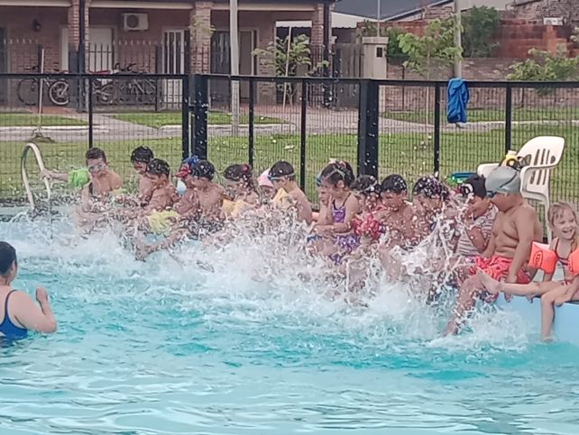 El programa Deporte y Recreación concretó 13 piscinas comunales en localidades de Las Colonias que necesitaban un espacio así.