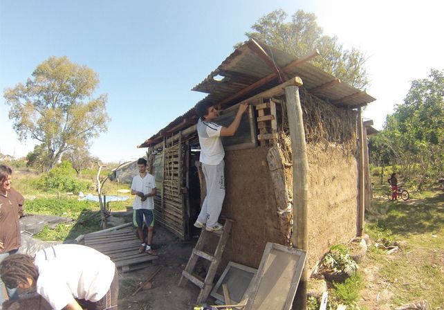 Santa Fe: jóvenes construyen una vivienda modelo con materiales naturales y reciclables