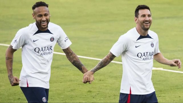 Neymar junto a su amigo Lionel Messi en la estadía de los jugadores en París Saint Germain.