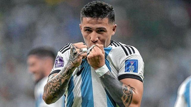 Enzo Fernández llegó al país para iniciar los trabajos con la Selección Argentina rumbo al inicio de Eliminatorias.