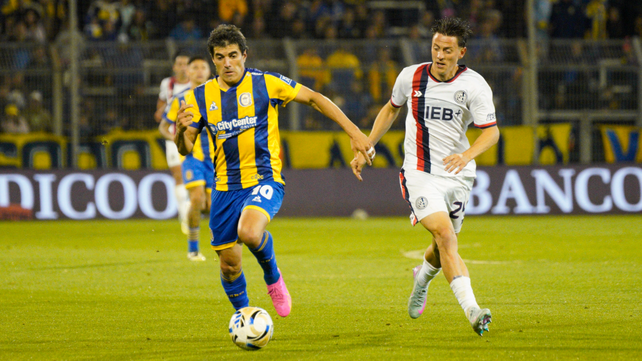 Nacho Malcorra traslada la pelota durante el partido que Central empató sin goles con San Lorenzo.